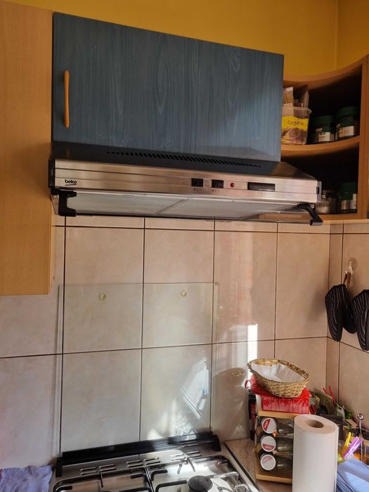 Aragaz Beko 4 ochiuri cu cuptor electric si Hota clasica Beko