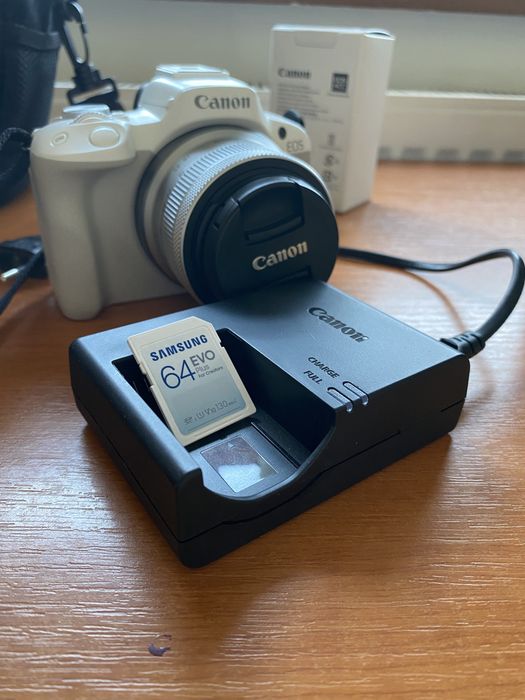 Aparat foto canon r50