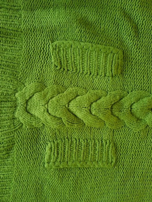 Продавам дамски ръчно плетен зелен пуловер