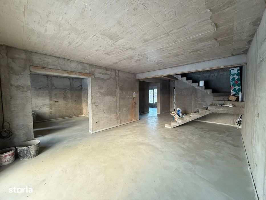 De vanzare casa semifinisata la 5 min de Roman,suprafata teren 1300mp