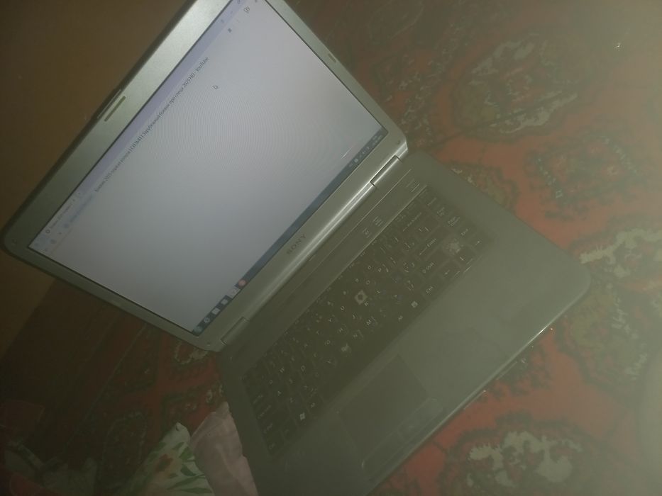 Ноутбук сотилади хама йери ишлиди