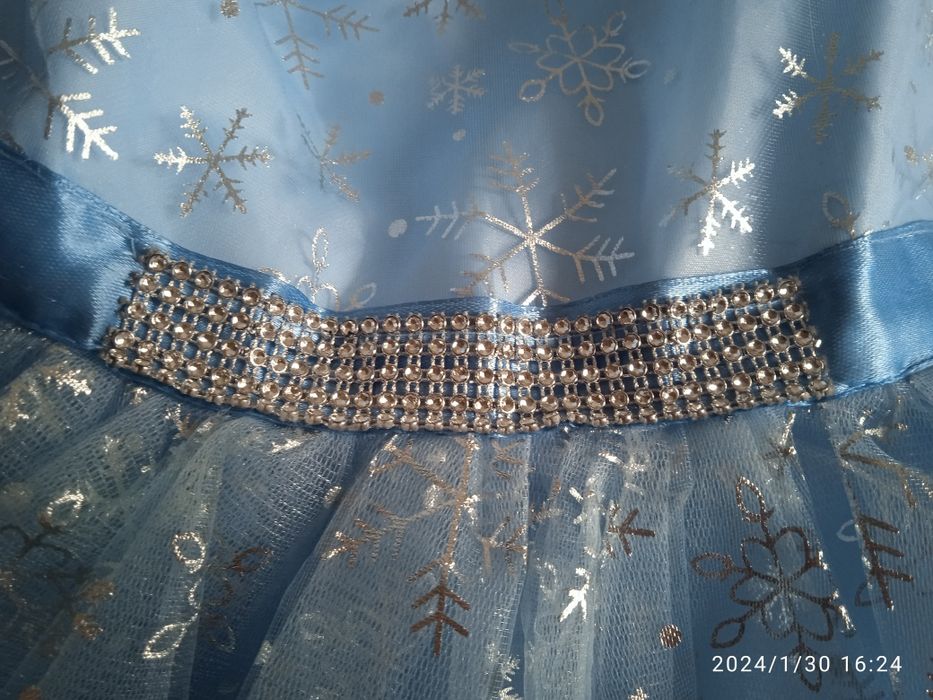 Платье со снежинками