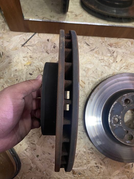 Тормозной диск  тойота Карине е, авенсис