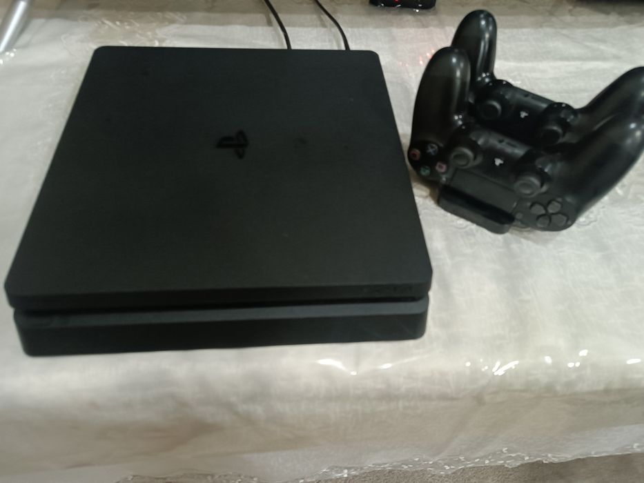 Play Station 4 Slim