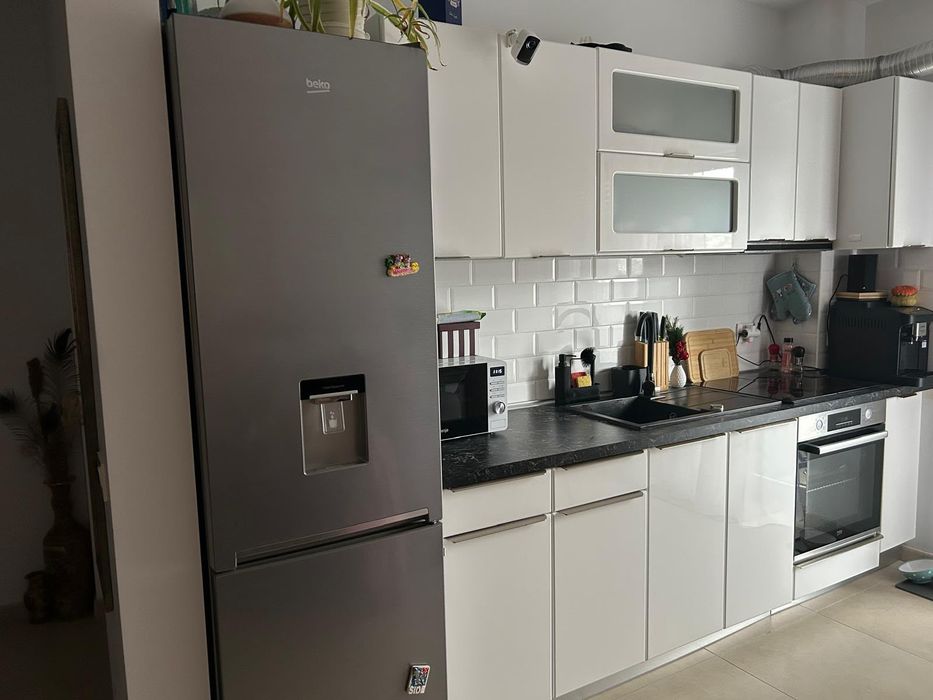 Vând mobilă de bucătărie modernă (258 cm) + electrocasnice Beko