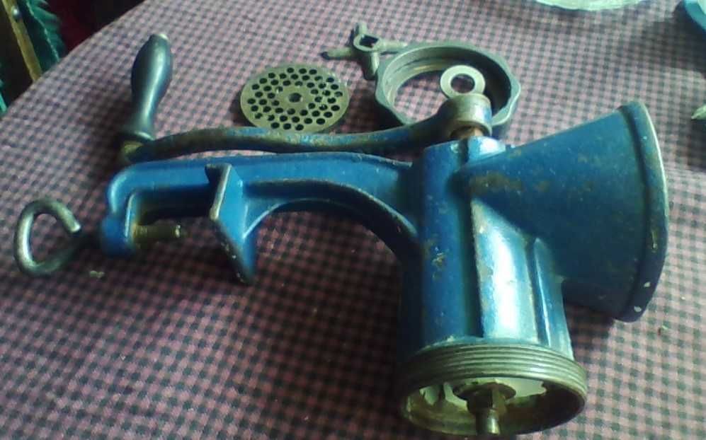 Ръчна машина за мелeне на месо,плодове и зеленчуци