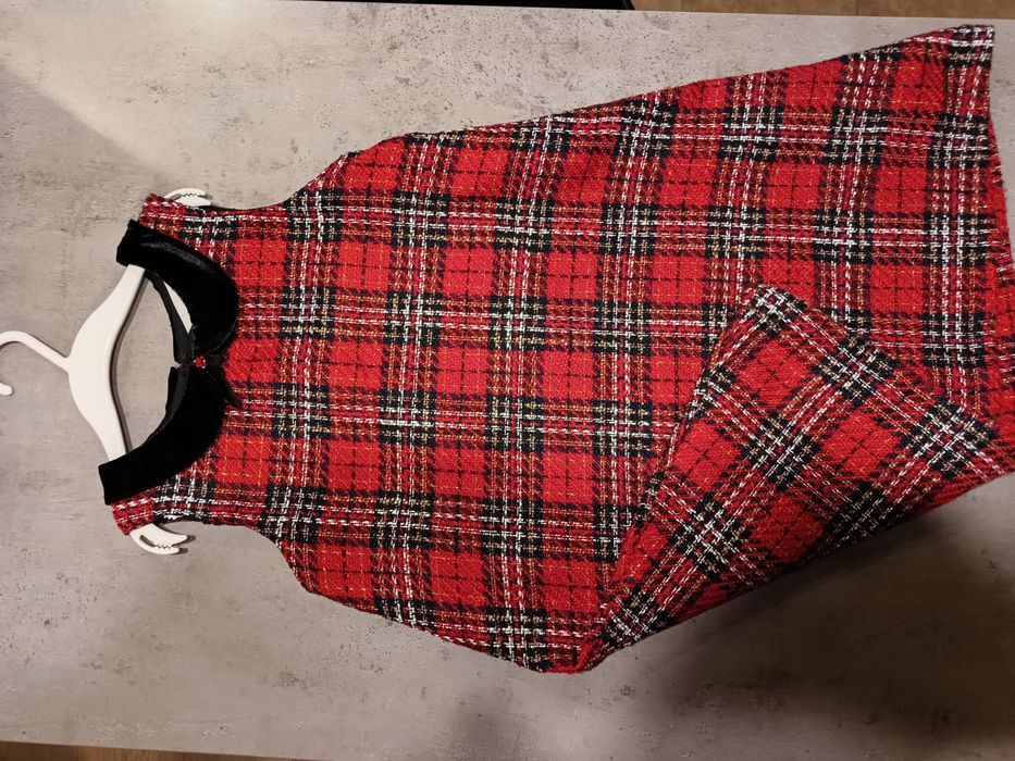 Кокетни празнични роклички момиче  7-8 години.