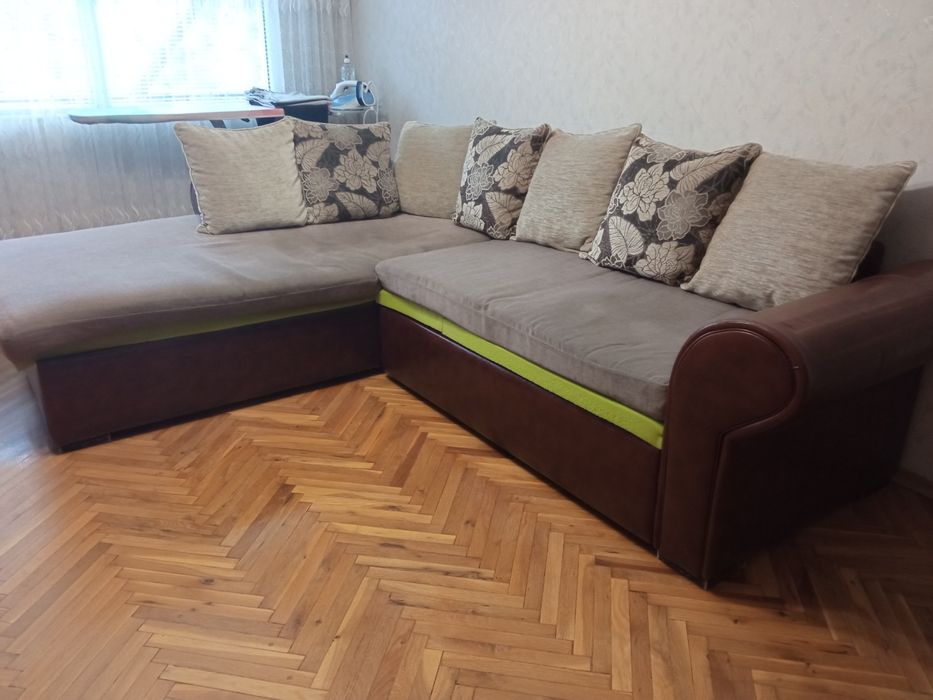 Диван с лежанка и функция сън