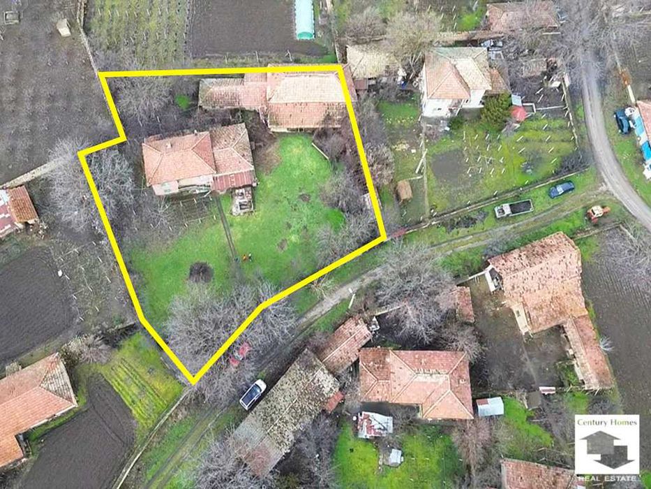 140333 Двуетажна къща с кладенец и гараж в с. Долна Липница