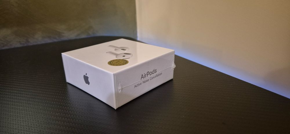Airpods 4 cu ANC cu husa cadou