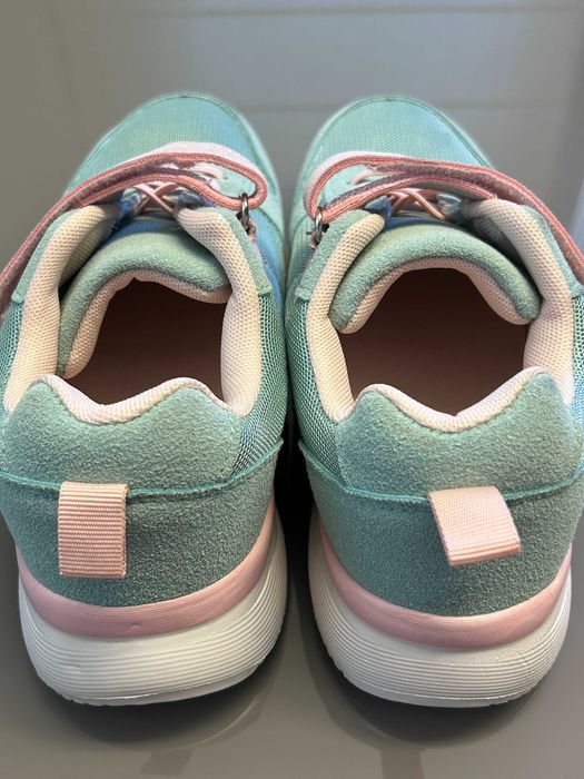 Нови спортни обувки Reserved + подарък сандали, н. 37