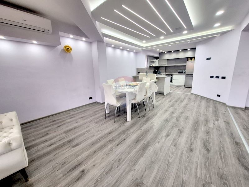 Дава се под наем Тристаен апартамент в Варна, Бриз - 160 кв.м за 1100 € - Снимка #11