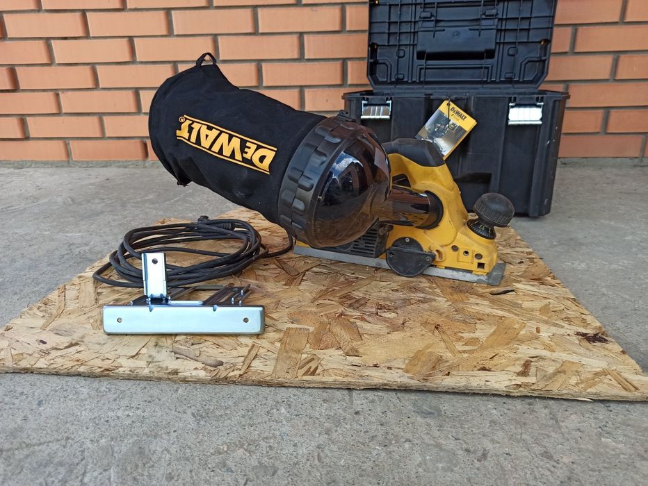 Электрорубанок DeWalt