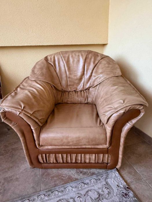Masa rotunda lemn masiv cu 2 fotolii piele ecologica