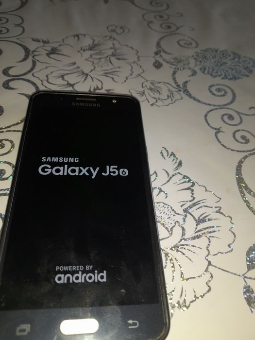 Продам бу тел самсунг А20s самсунгJ5