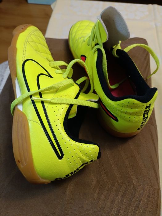 Спортни обувки с връзки