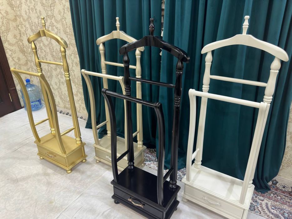 Veshalka dlya kostyum