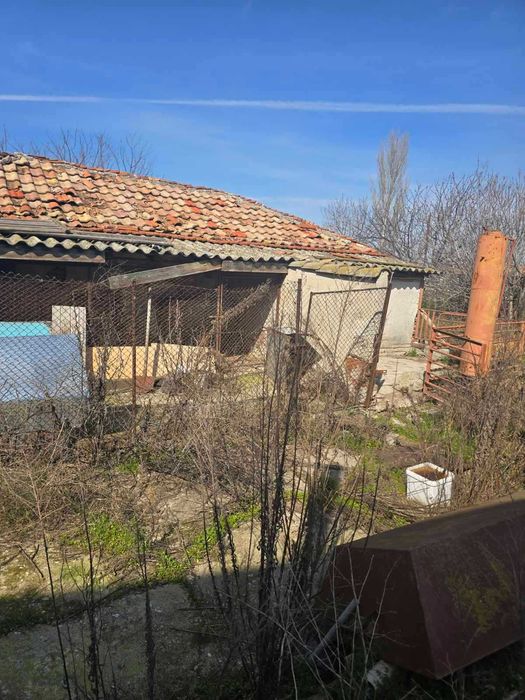 Двуетажна къща с голям двор и стопански постройки в с. Козаново