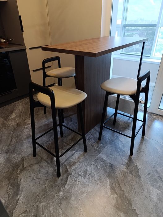 Стол с полубарными стульями