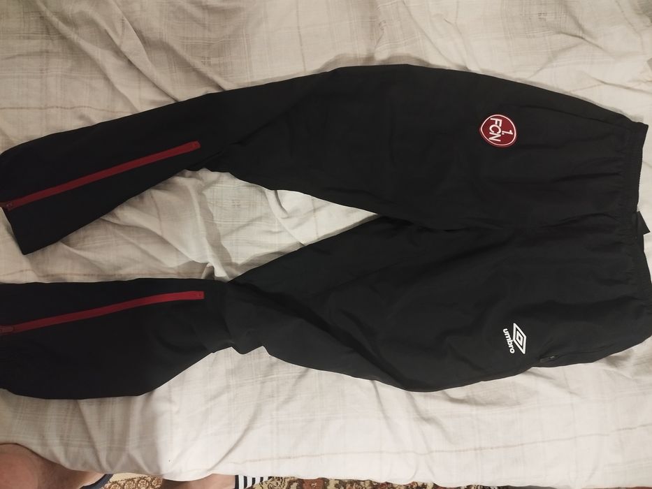 Vând pantaloni umbro