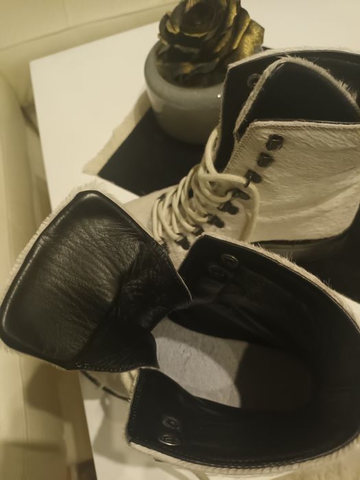 Боти бели естествена кожа и козина