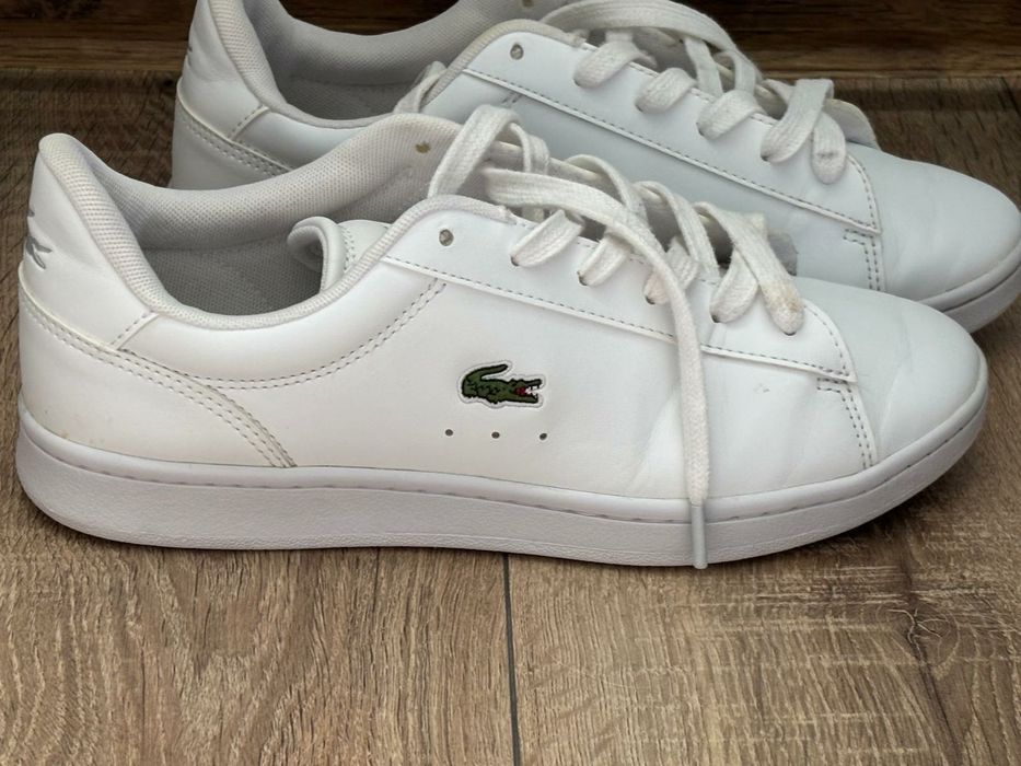 Tenisi lacoste .