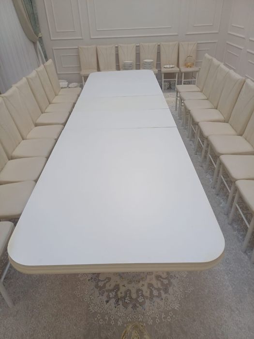 Стол для гостевой комнаты