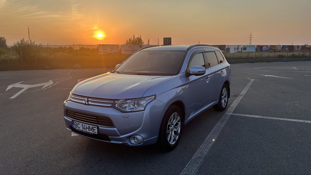 Mitsubishi Outlander PHEV 4x4 | Proprietar | Fiabilitate Japoneză | Fără incidente