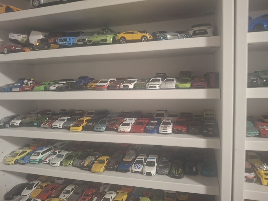Продавам колекция малки и големи колшчки ( hot wheels,  majorete, matchbox, burajo и др)
