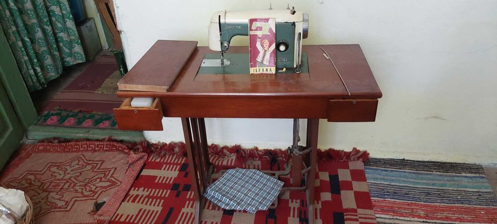 Mașina de cusut Ileana și aparat foto Smena 8M