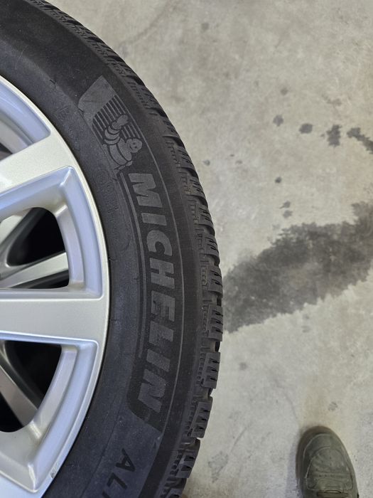 2 Броя 215/55/17 Michelin 7,2mm 23dot