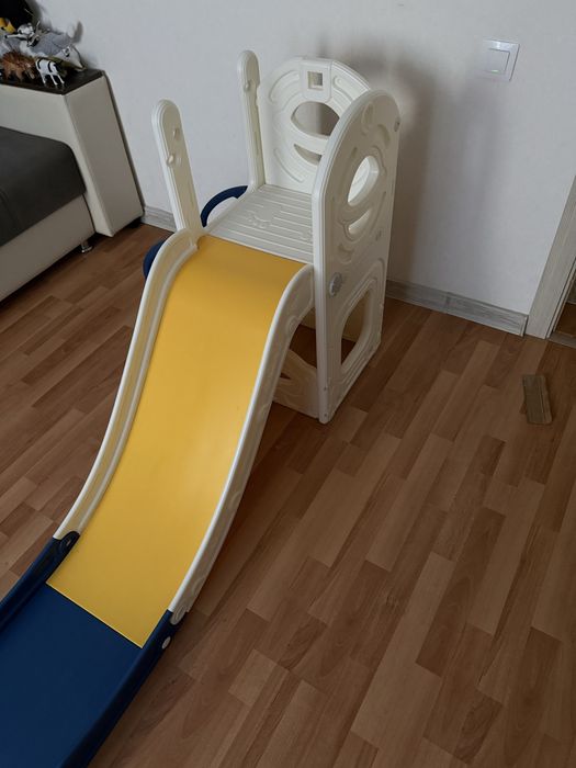 Продается детская горка и шезлонг.