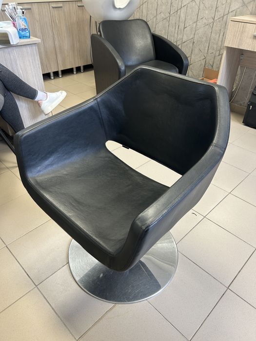 Фризьорски стол . Италиянски много добро качество на кожата.