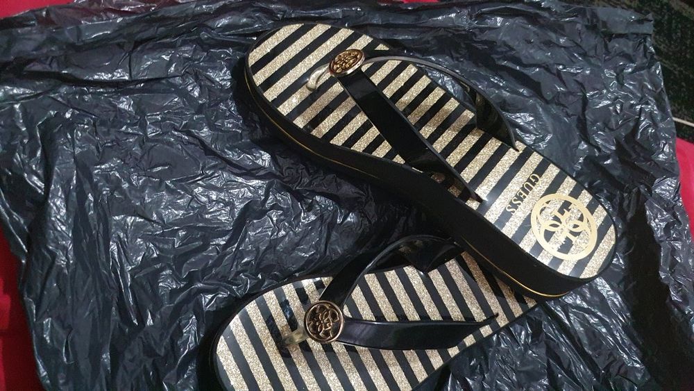 Papuci guess in cutie