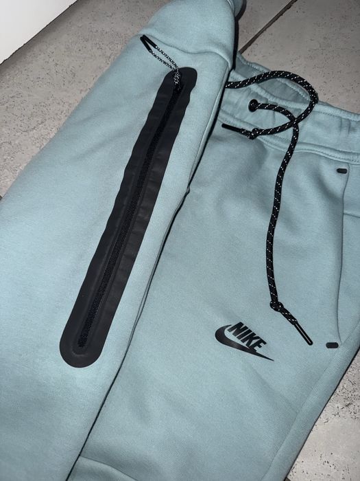 Оригинално долнище на tech fleece чисто ново е и го продавам защото не ми става