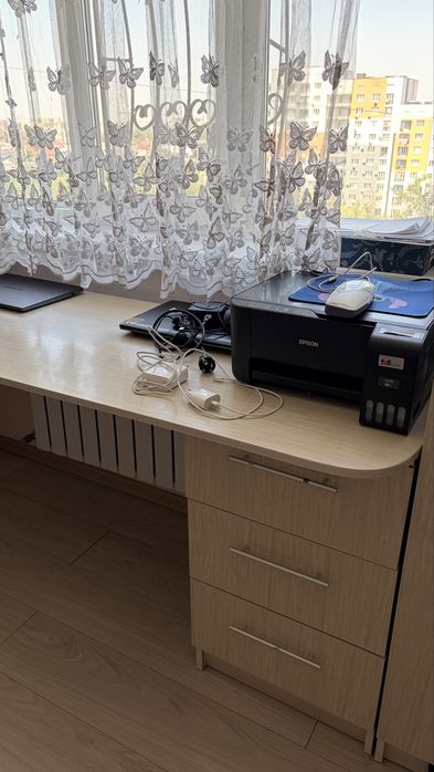 Продаю шкаф со столом