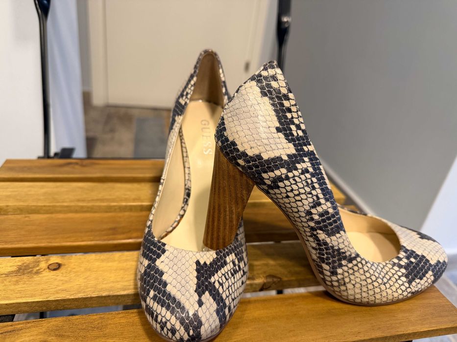 Дамски обувки на висок ток Guess (змийски принт)
