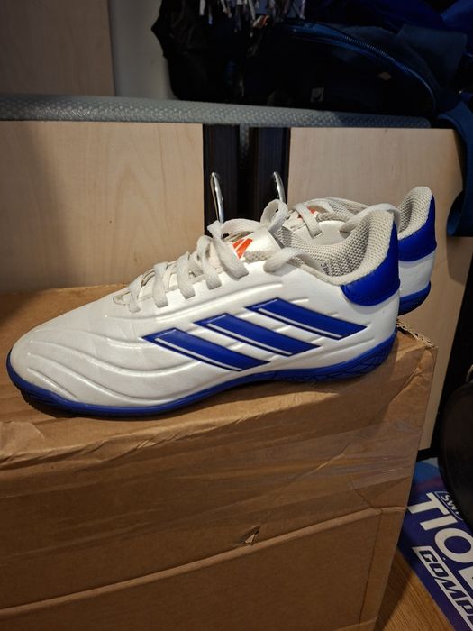 Vand incaltaminte de fotbal Adidas