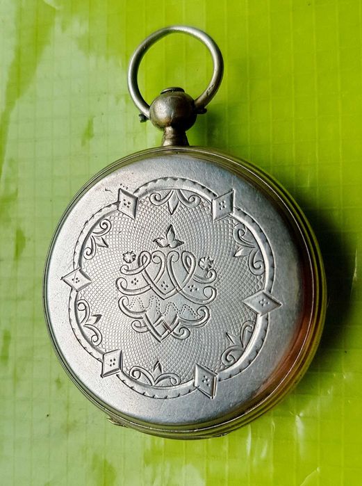 D447-Ceas buzunar argint vechi anii 1850 gravat functional stare buna cadran litere romane putin fisurat. Diametrul 4.5 cm. Ceasul nu este reglat.