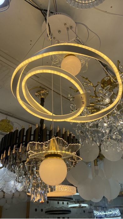 Продам люстры новые