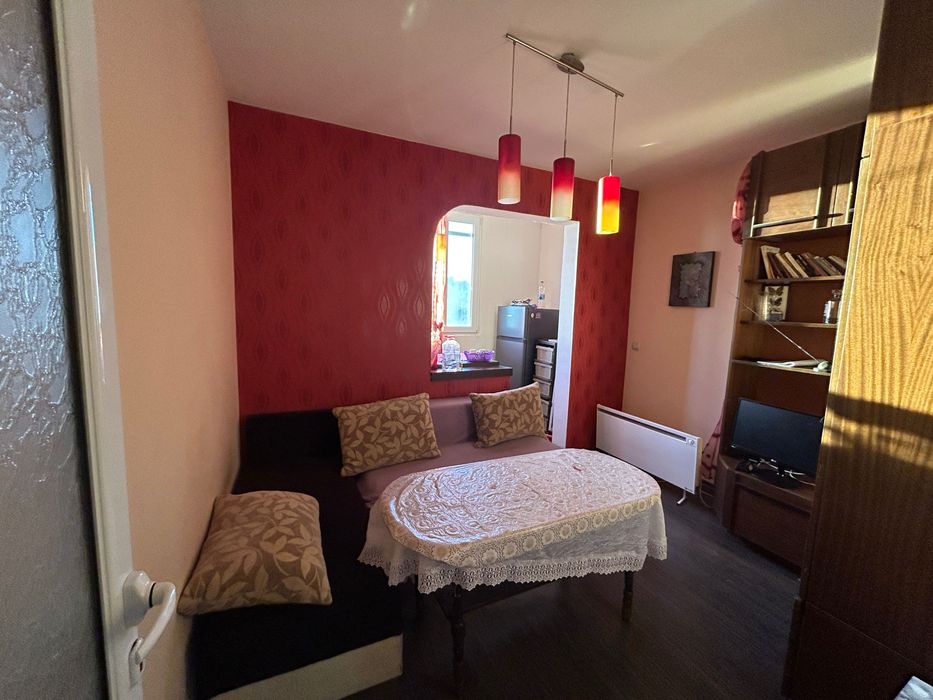 Обзаведеня южна гарсониера в Три чучура - Север