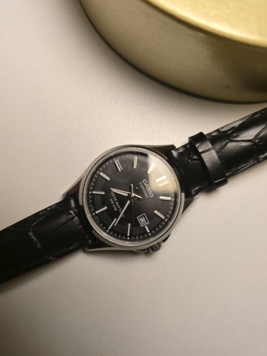 Ceas Casio cu curea de piele si sticla din safir