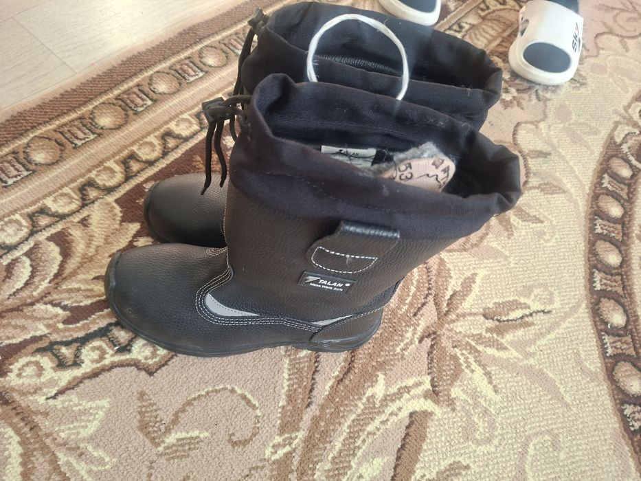 Зимная Обувь разные 2 вида обуви