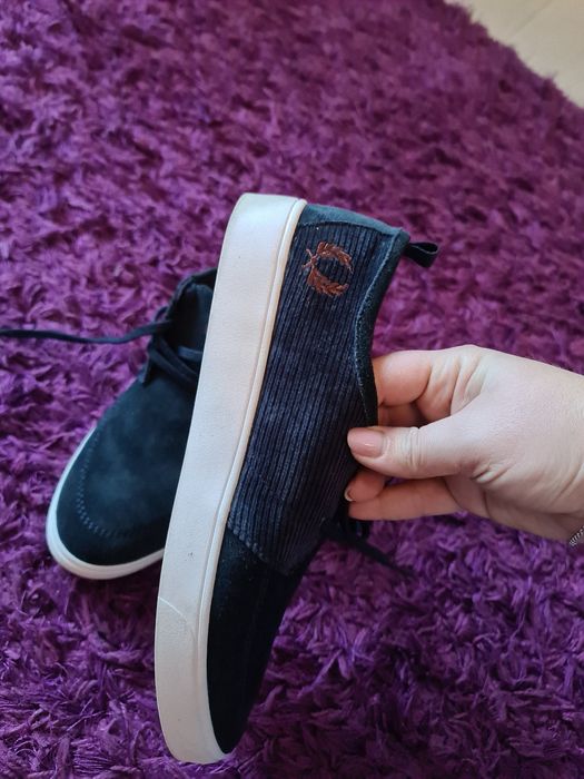 Vând tenisi Fred Perry de barbati