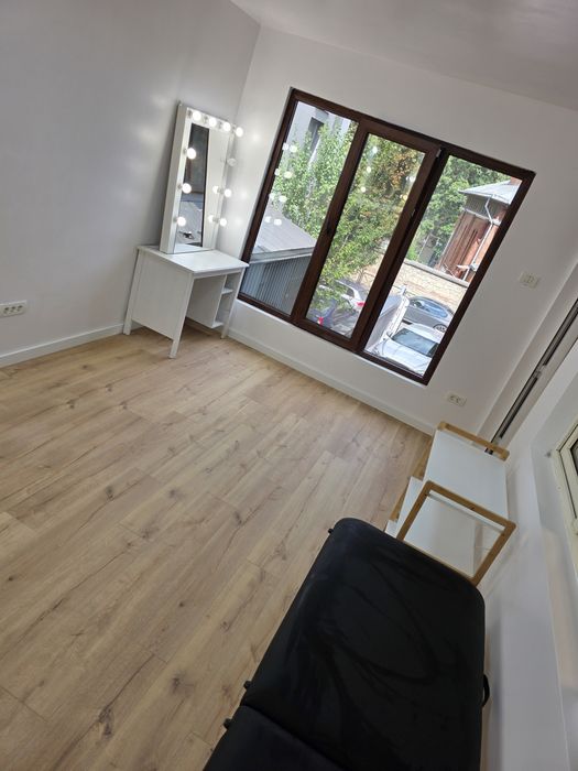 Inchiriez posturi in salon de infrumusetare