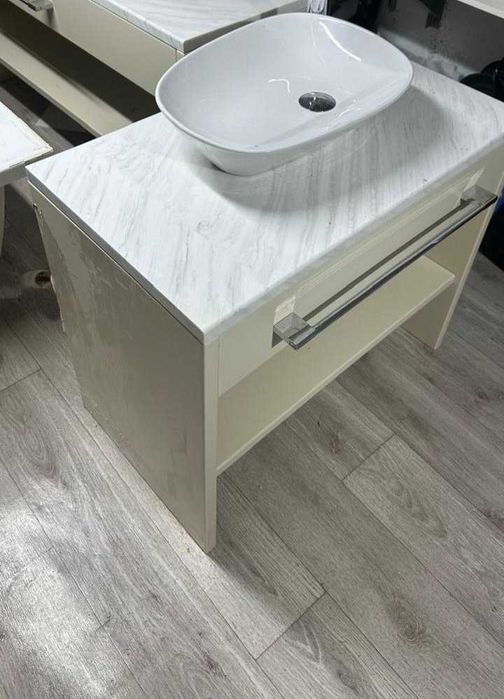 Стол с раковиной в ванную
