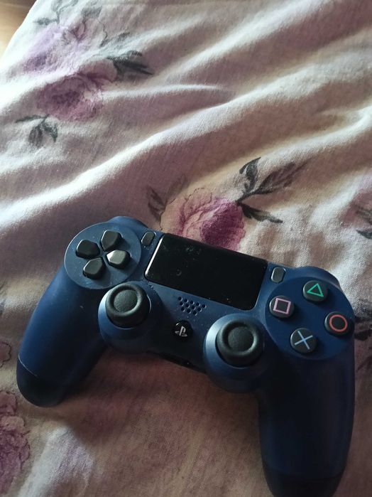vand PS 4 2 jocuri și 2 manete