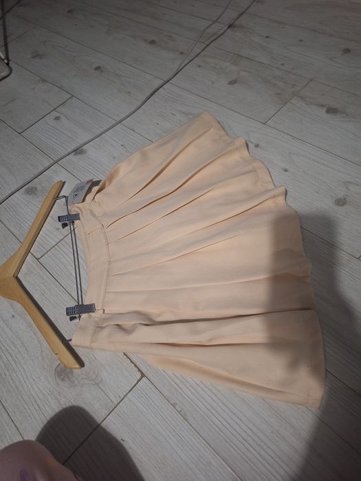 Бежова нова плисирана пола