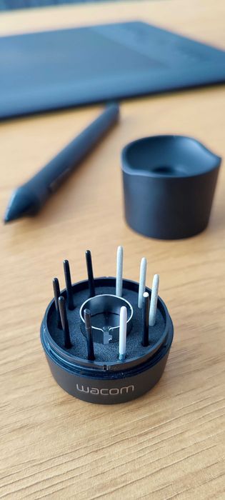 Tabletă grafică Wacom Intuos Pro M (PTH-651) în stare excelentă