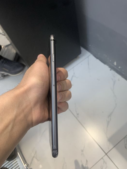 Продам айфон 8+.